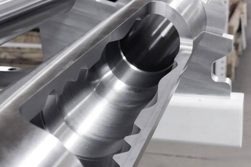 Vrtání hlubokých děr při obrábění hydraulického potrubí